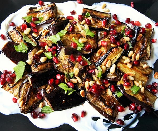 Ottolenghi’s bruine rijst met gekarameliseerde uien en zwarte knoflook