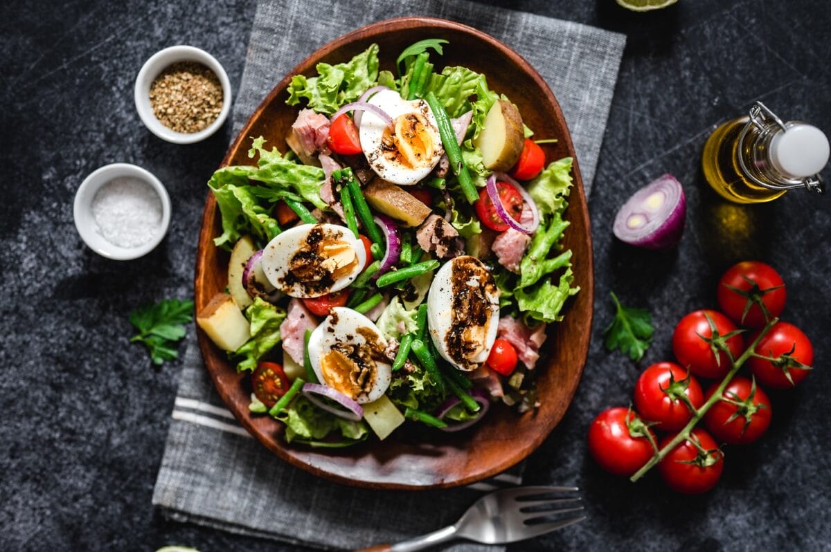Salde nicoise met zwarte knoflook dressing