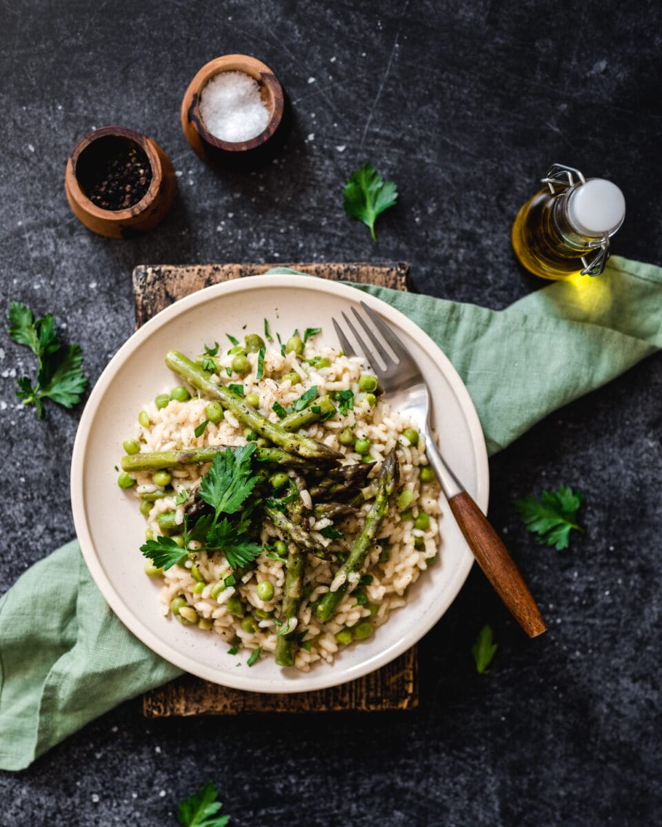 Risotto met asperges en zwarte knoflook