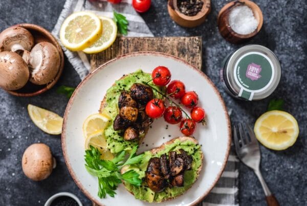 Avocado toast met zwarte knoflook