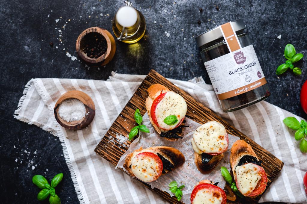 Bruschetta met zwarte ui