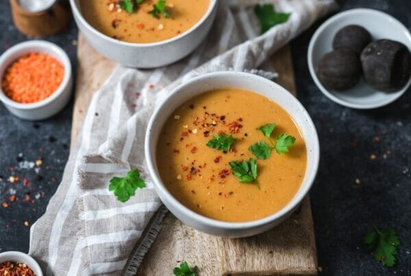 Linzensoep met zwarte limoen