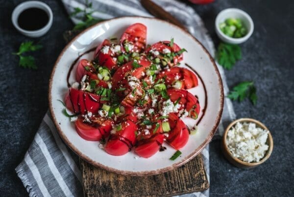Tomaten salade met zwarte ui dressing