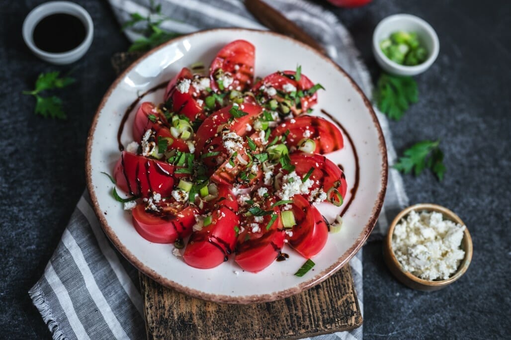 Tomaten salade met zwarte ui dressing