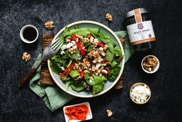 Geitenkaassalade met een dressing van zwarte ui