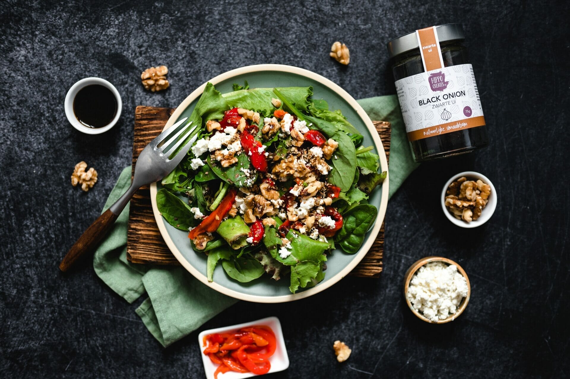 Geitenkaassalade met een dressing van zwarte ui