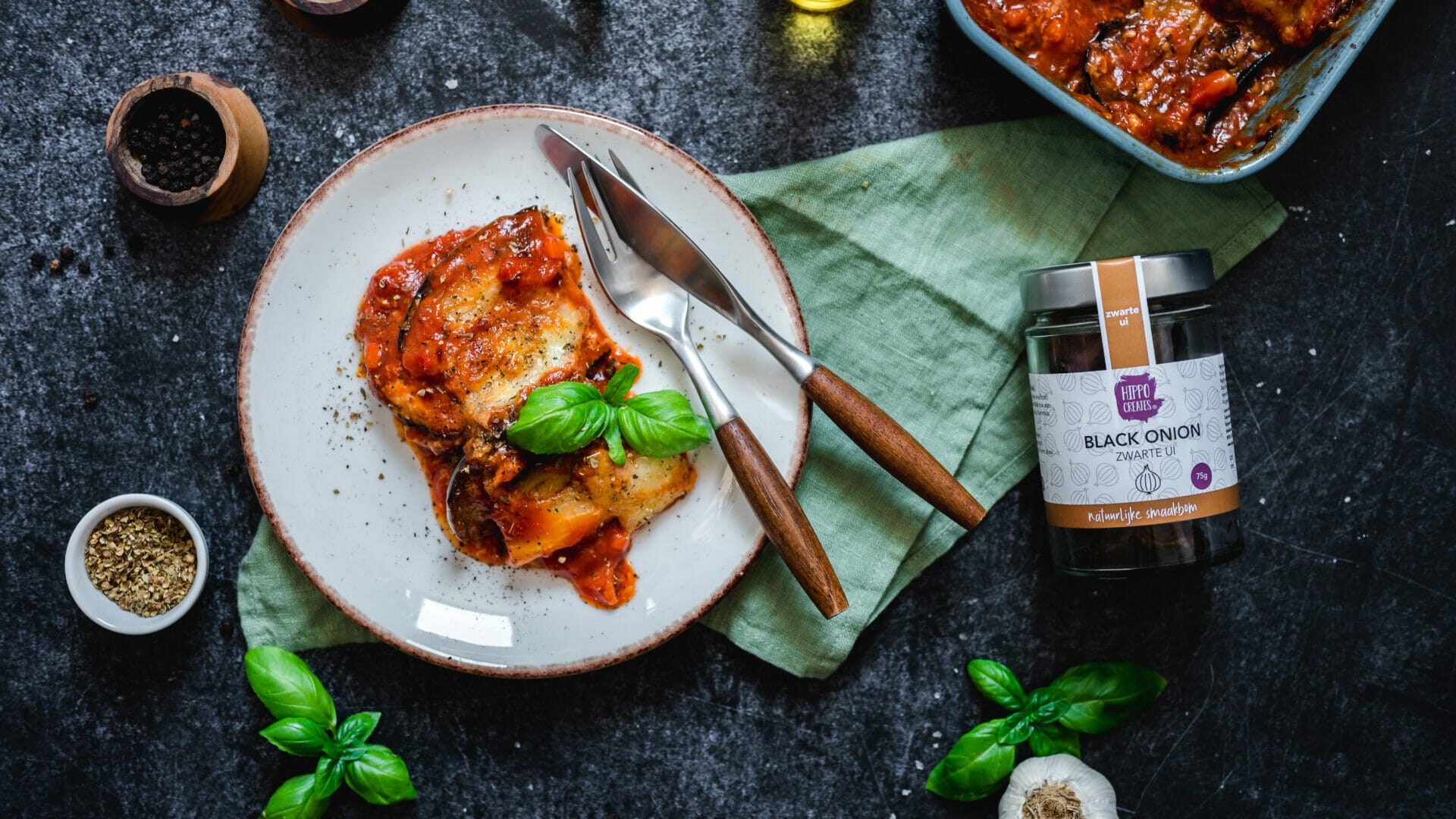 Parmigiana di melanzana met zwarte ui